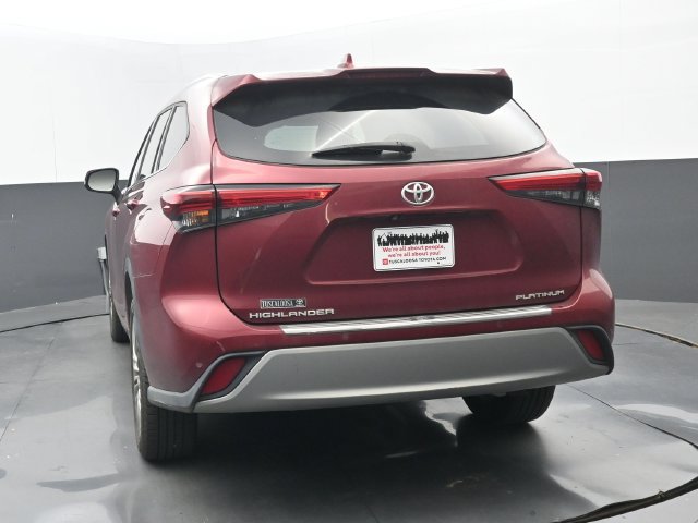 Used 2021 Toyota Highlander Platinum FWD image 4