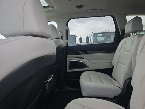 Used 2024 Kia Telluride EX w/ EX Captain's Chair Package image 14
