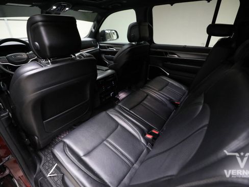 Used 2025 Jeep Wagoneer Series III w/ Premium Group I AWD/4WD image 8