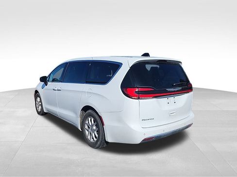 Used 2023 Chrysler Pacifica Touring-L image 16
