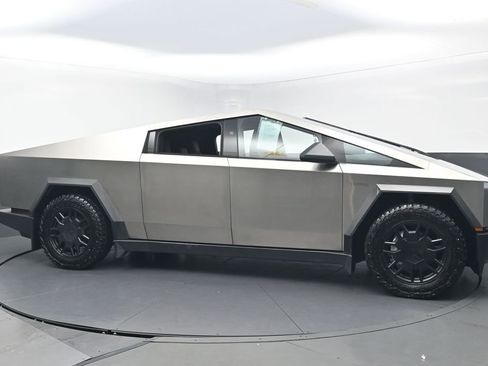 Used 2024 Tesla Cybertruck AWD Crew Cab image 5
