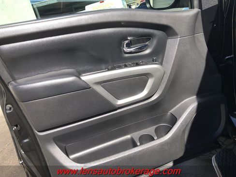 Used 2017 Nissan Titan SV image 9