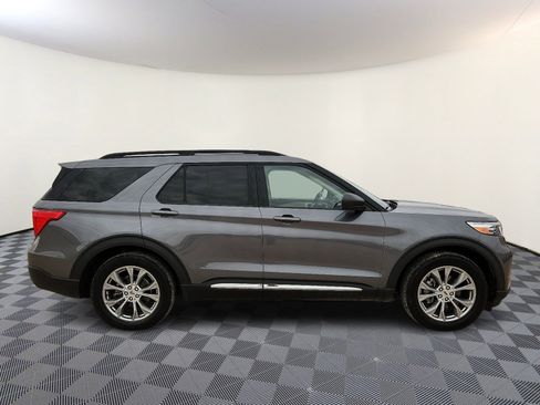 Used 2022 Ford Explorer XLT w/ Equipment Group 202A image 5