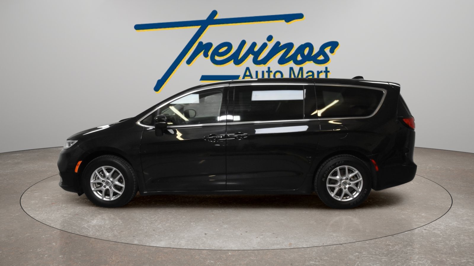 Used 2023 Chrysler Pacifica Touring-L FWD image 11