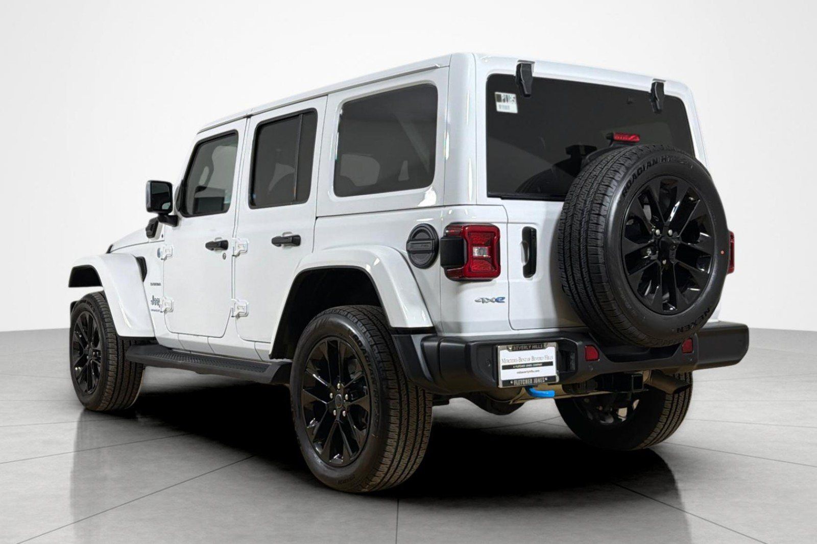 Used 2024 Jeep Wrangler Unlimited Sahara w/ Technology Group AWD/4WD image 3