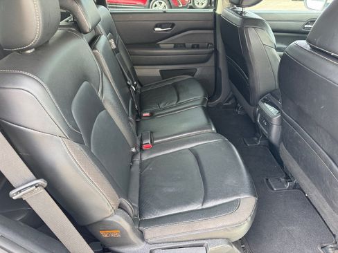 Used 2023 Nissan Pathfinder SL w/ Black Appearance Package FWD image 17
