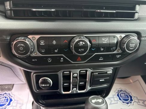 Used 2025 Jeep Wrangler Unlimited Sahara AWD/4WD image 15