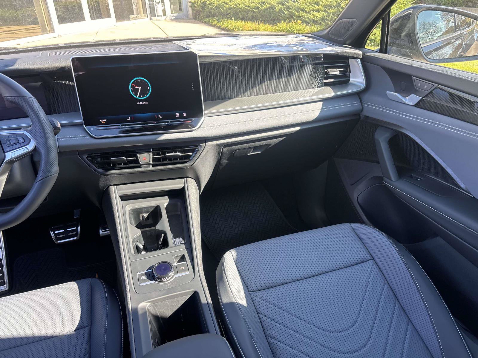 New 2026 Volkswagen Tiguan SE R-Line AWD/4WD image 32