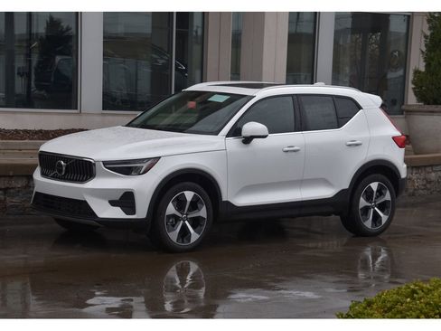 Certified 2025 Volvo XC40 B5 Core w/ Protection Package Premier image 38
