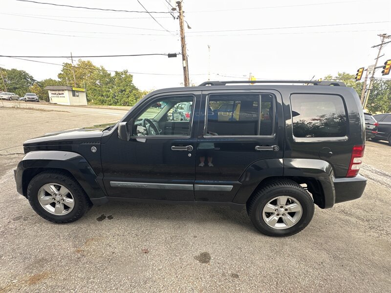 Used 2009 Jeep Liberty Sport w/ Popular Equipment Group AWD/4WD image 4