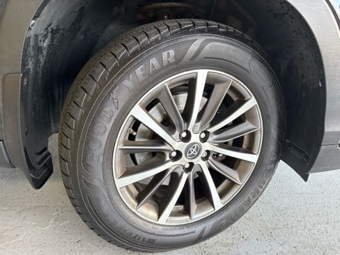 Used 2019 Toyota Highlander XLE AWD/4WD image 44