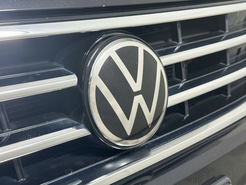 Used 2022 Volkswagen Tiguan SE w/ Panoramic Sunroof Package AWD/4WD image 30