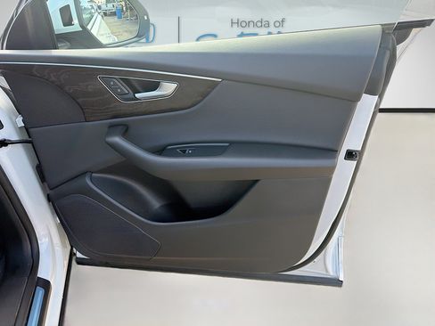 Used 2023 Audi Q8 Premium image 34