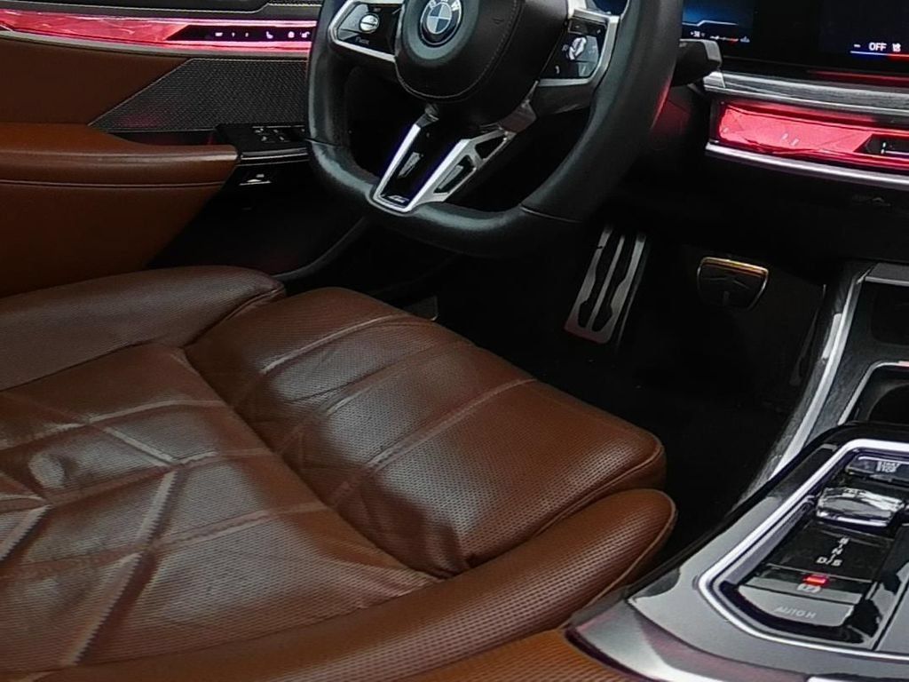 Used 2023 BMW 760i xDrive AWD/4WD image 28