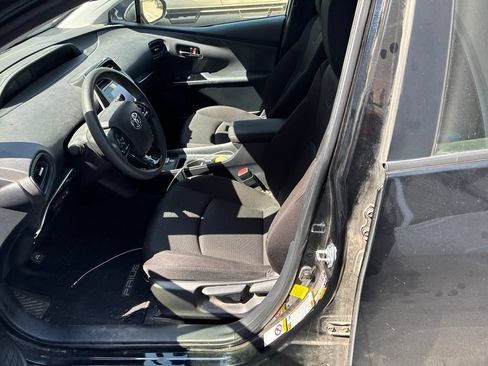 Used 2021 Toyota Prius LE FWD image 7