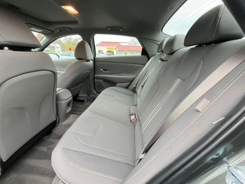 Used 2025 Hyundai Elantra SEL image 23