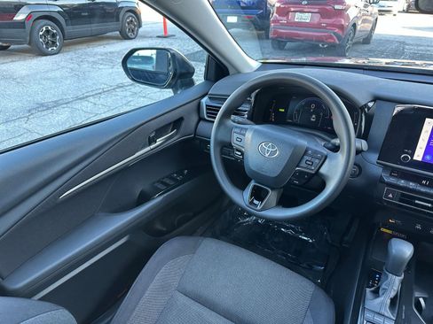 Used 2025 Toyota Camry LE image 33