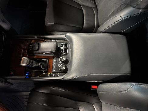 Used 2018 Lexus LX 570 4WD w/ Luxury Package image 21