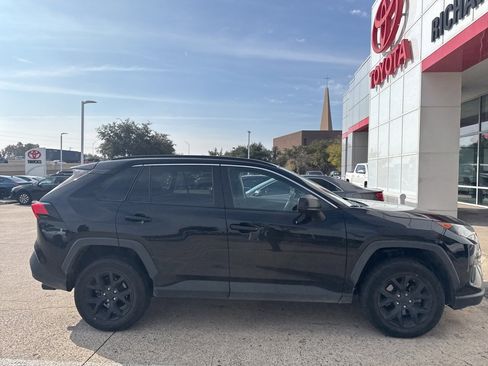 Used 2021 Toyota RAV4 LE image 3