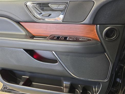 Used 2024 Lincoln Navigator Premiere image 28