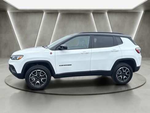 Used 2025 Jeep Compass Trailhawk AWD/4WD image 4