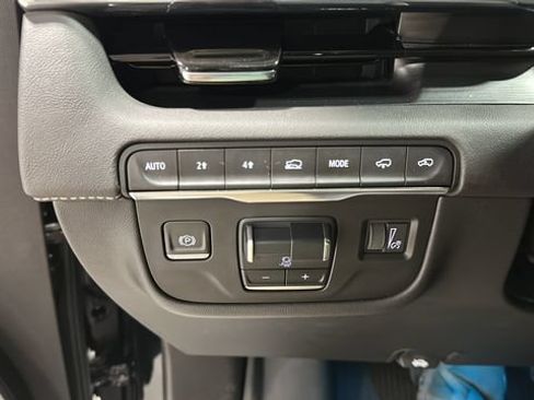 Used 2022 Cadillac Escalade Sport w/ LPO, ONYX Package AWD/4WD image 12
