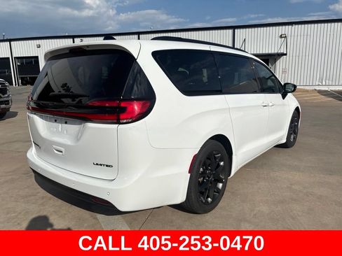 Used 2025 Chrysler Pacifica Limited FWD image 6