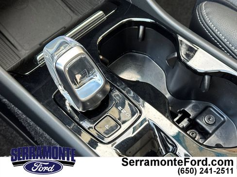 Used 2025 Volvo XC40 B5 Plus image 23