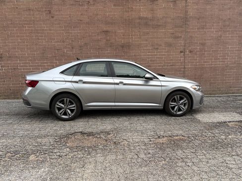 Used 2024 Volkswagen Jetta SE FWD image 6