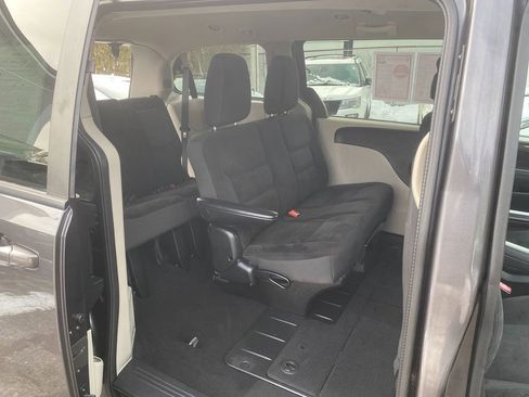 Used 2018 Dodge Grand Caravan SE w/ UConnect Hands-Free Group image 26