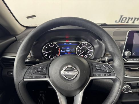 Used 2025 Nissan Altima 2.5 SV FWD image 15