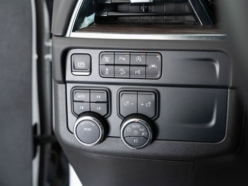 Used 2025 Chevrolet Suburban Z71 AWD/4WD image 17
