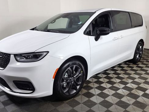 New 2026 Chrysler Pacifica Select image 3