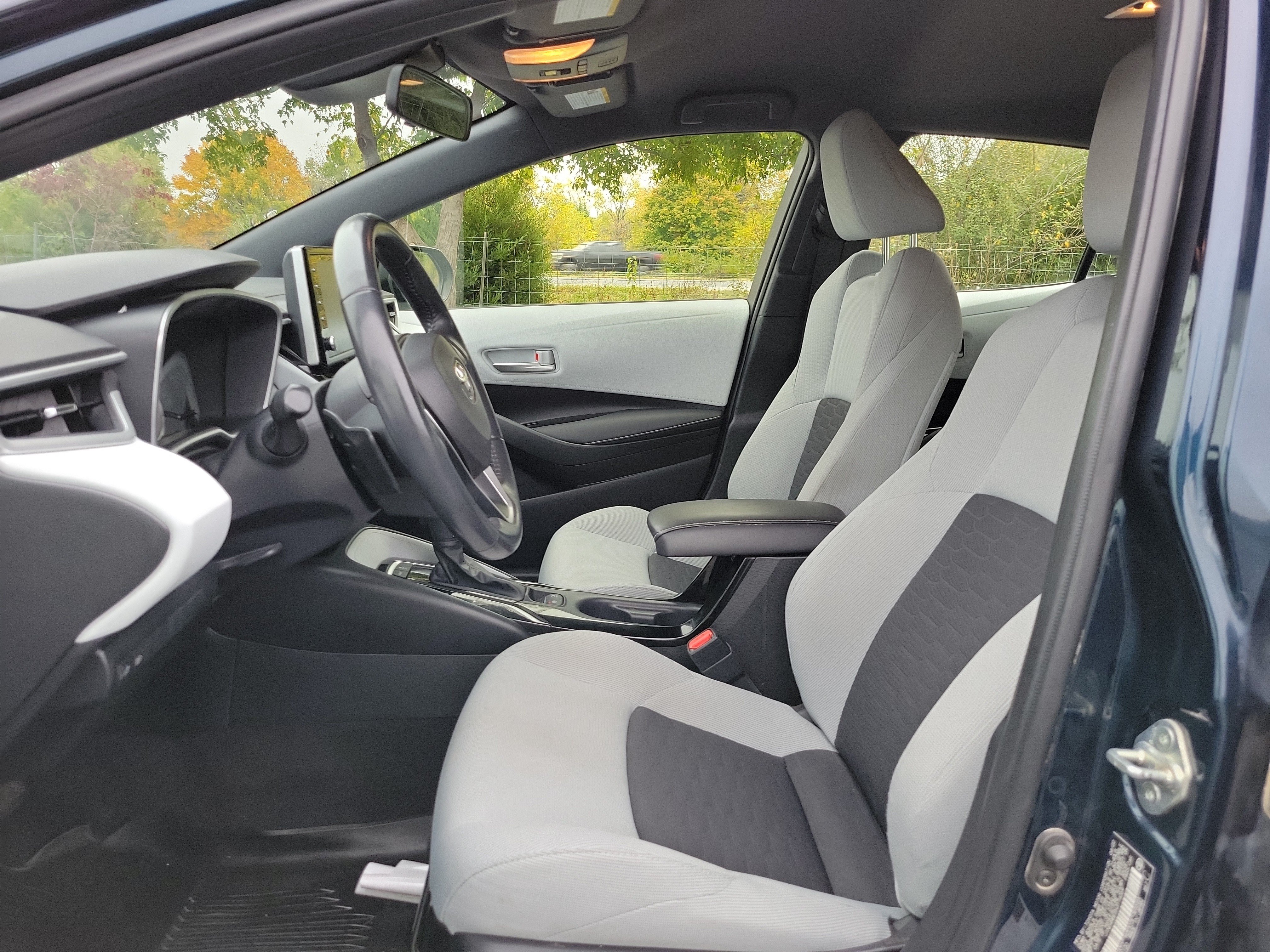 Used 2022 Toyota Corolla SE w/ SE Preferred Package FWD image 17