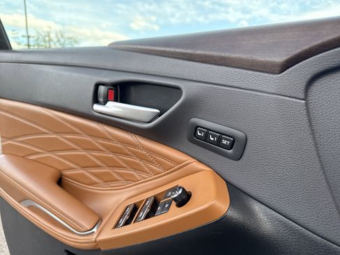 Used 2019 Toyota Avalon Limited w/ All Weather Liner Package image 10