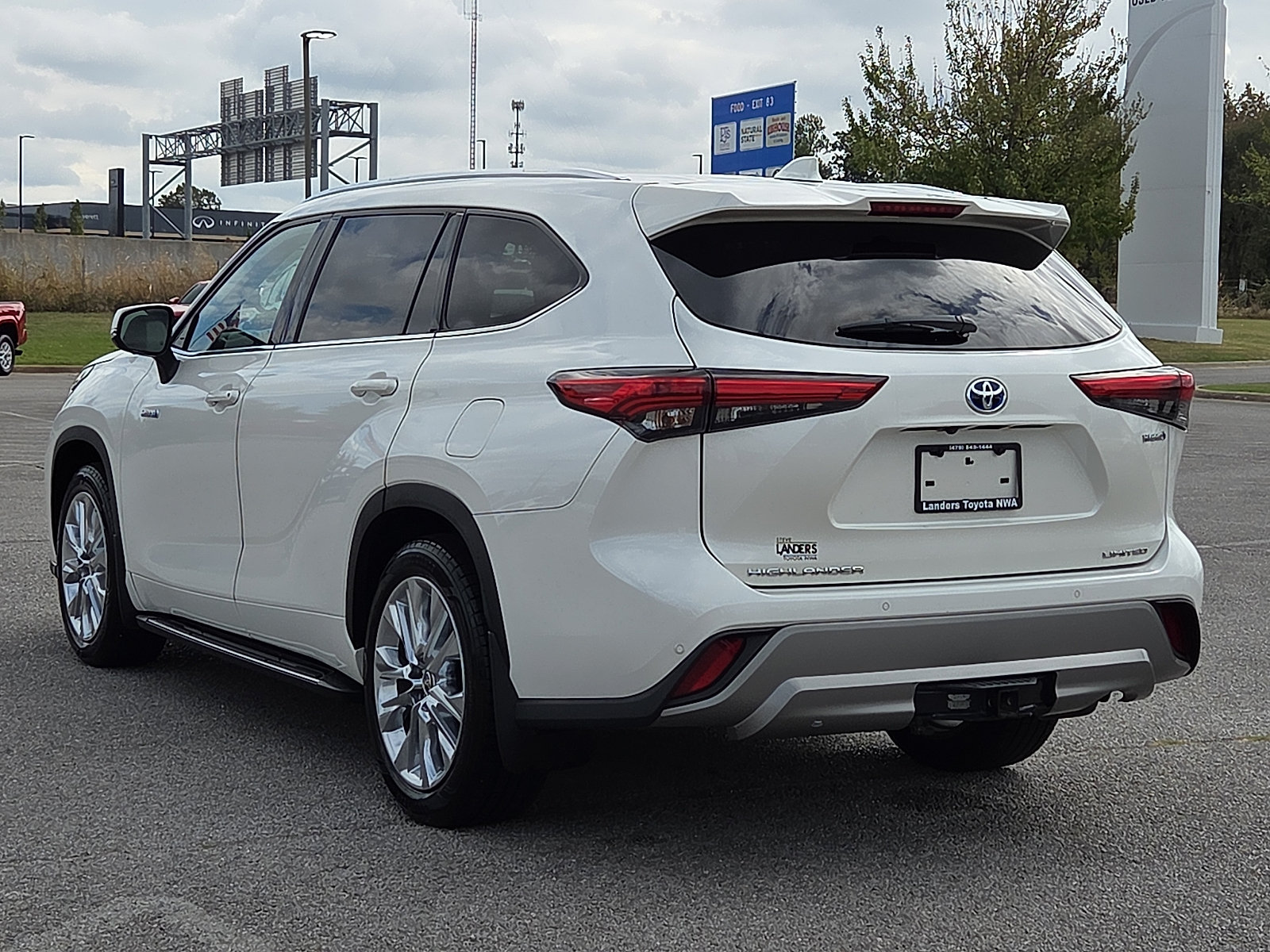 Used 2021 Toyota Highlander Limited FWD image 4