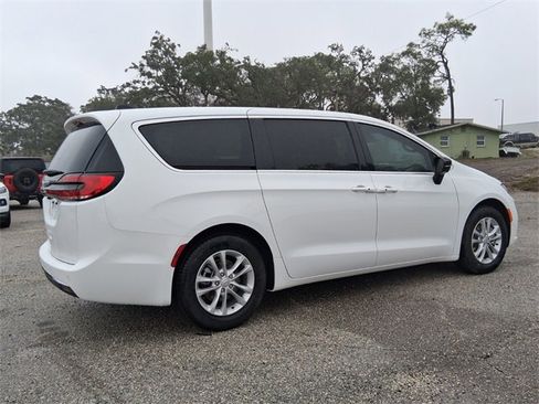 Used 2026 Chrysler Pacifica Select image 7