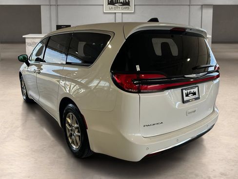 Used 2024 Chrysler Pacifica Touring-L FWD image 3