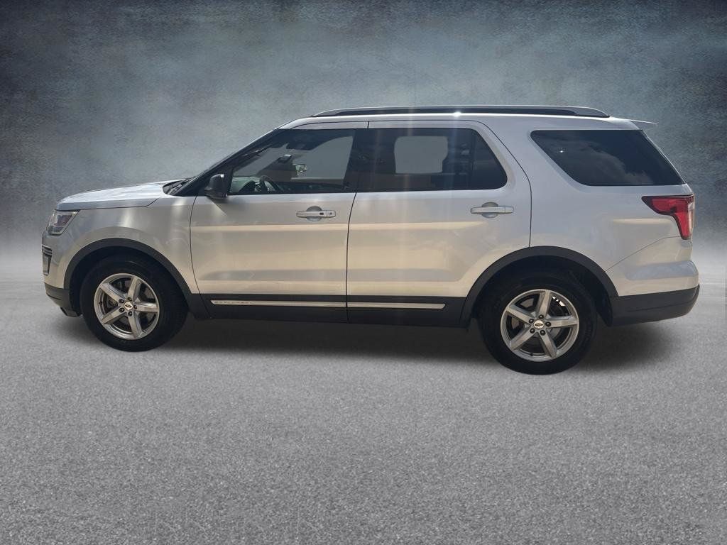Used 2018 Ford Explorer XLT FWD image 2