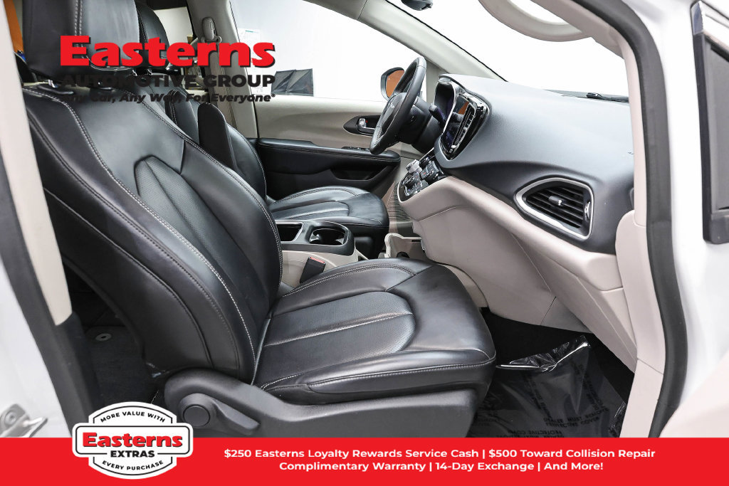 Used 2023 Chrysler Pacifica Touring-L FWD image 22