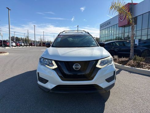 Used 2018 Nissan Rogue SV image 2