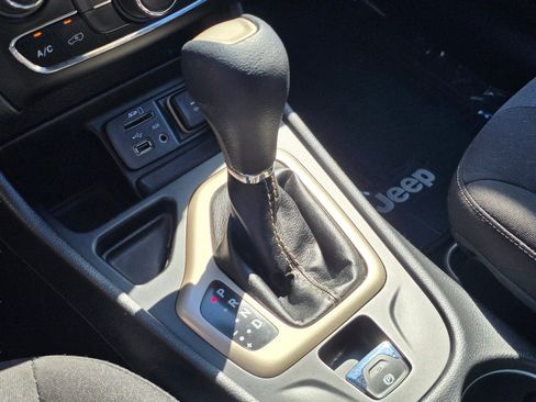 Used 2016 Jeep Cherokee Latitude FWD image 12