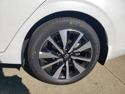 New 2025 Nissan Sentra SV w/ SV Premium Package FWD image 13