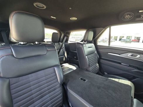 Used 2025 Ford Explorer ST-Line w/ ST-Line Street Pack AWD/4WD image 19