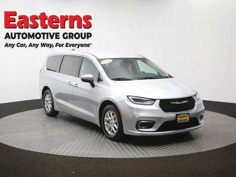 Used 2023 Chrysler Pacifica Touring-L FWD image 52