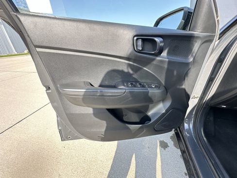 Used 2024 Hyundai Venue Limited FWD image 21
