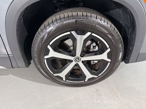 Used 2025 Volkswagen Tiguan SE image 17