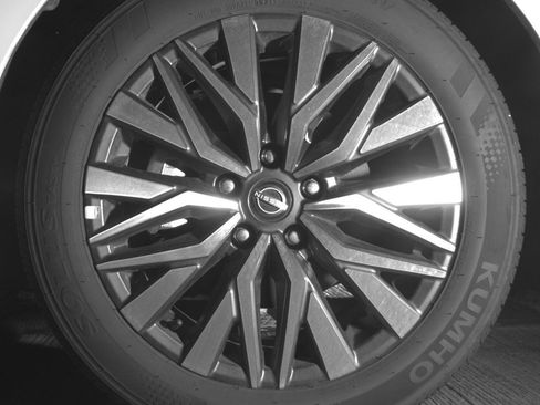 Used 2025 Nissan Altima 2.5 SV FWD image 12