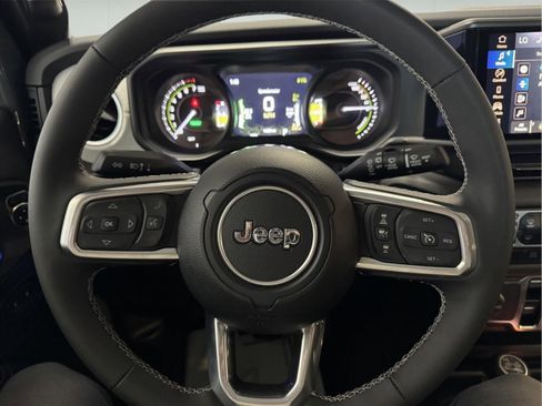 Used 2025 Jeep Wrangler Unlimited Sahara AWD/4WD image 17