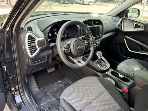 Used 2025 Kia Soul LX w/ LX Technology Package FWD image 32